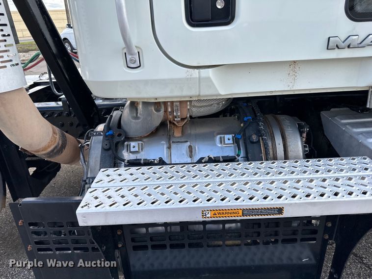 image for item LR9323 2017 Mack  CHU613 semi truck