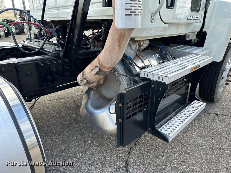 image for item LR9323 2017 Mack  CHU613 semi truck