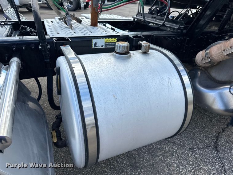 image for item LR9323 2017 Mack  CHU613 semi truck