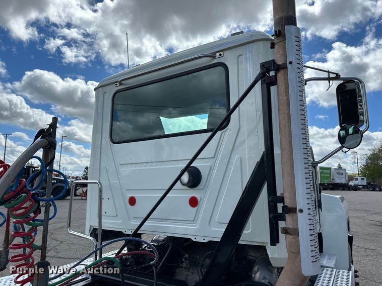 image for item LR9323 2017 Mack  CHU613 semi truck