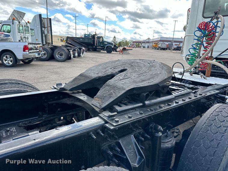 image for item LR9323 2017 Mack  CHU613 semi truck