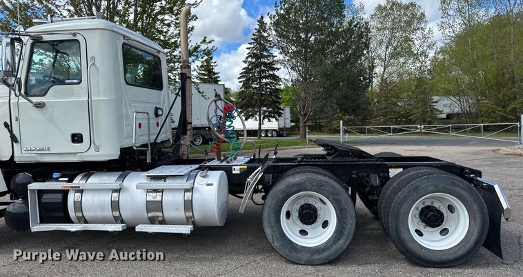 image for item LR9323 2017 Mack  CHU613 semi truck