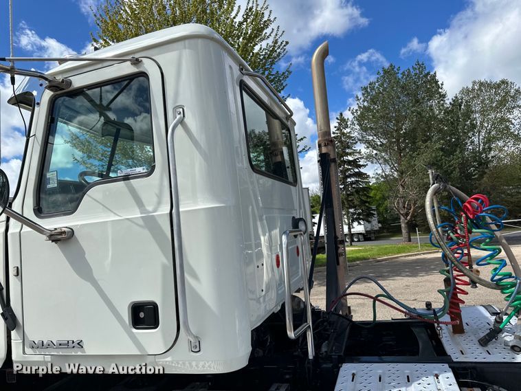 image for item LR9323 2017 Mack  CHU613 semi truck