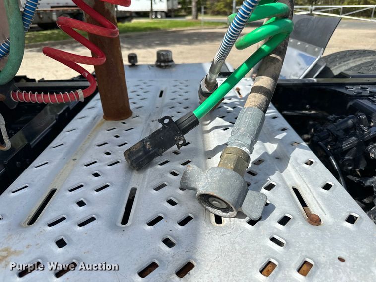 image for item LR9323 2017 Mack  CHU613 semi truck