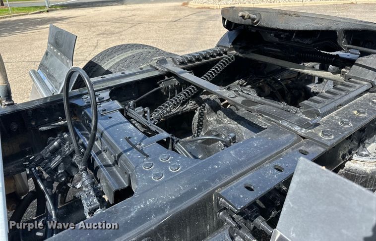 image for item LR9323 2017 Mack  CHU613 semi truck