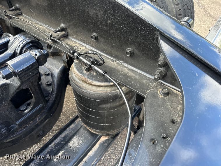 image for item LR9323 2017 Mack  CHU613 semi truck