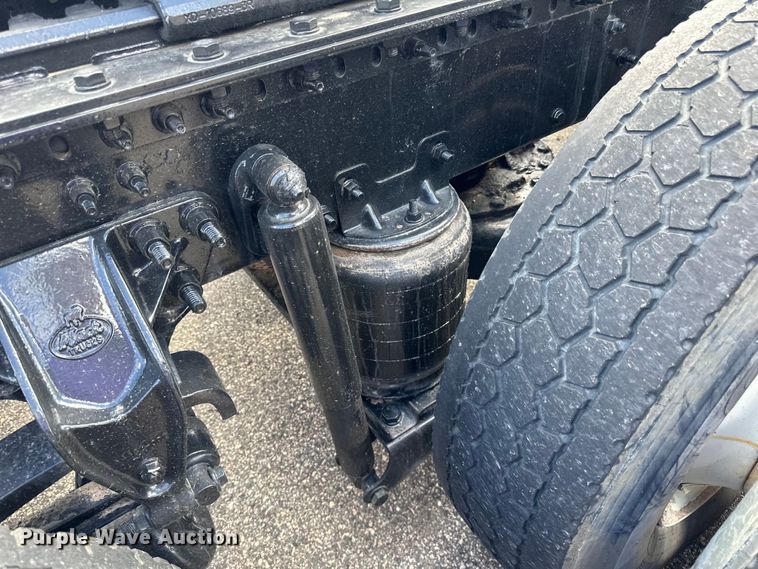 image for item LR9323 2017 Mack  CHU613 semi truck