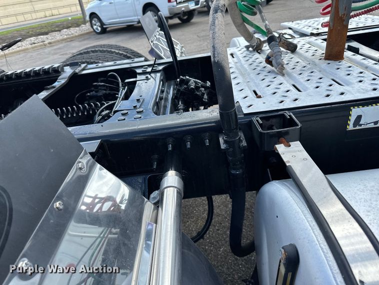 image for item LR9323 2017 Mack  CHU613 semi truck