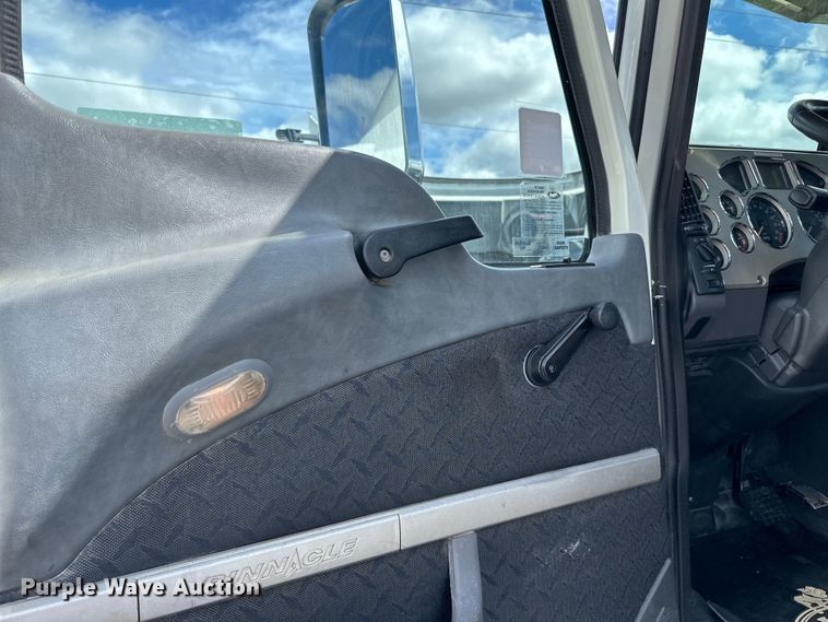 image for item LR9323 2017 Mack  CHU613 semi truck