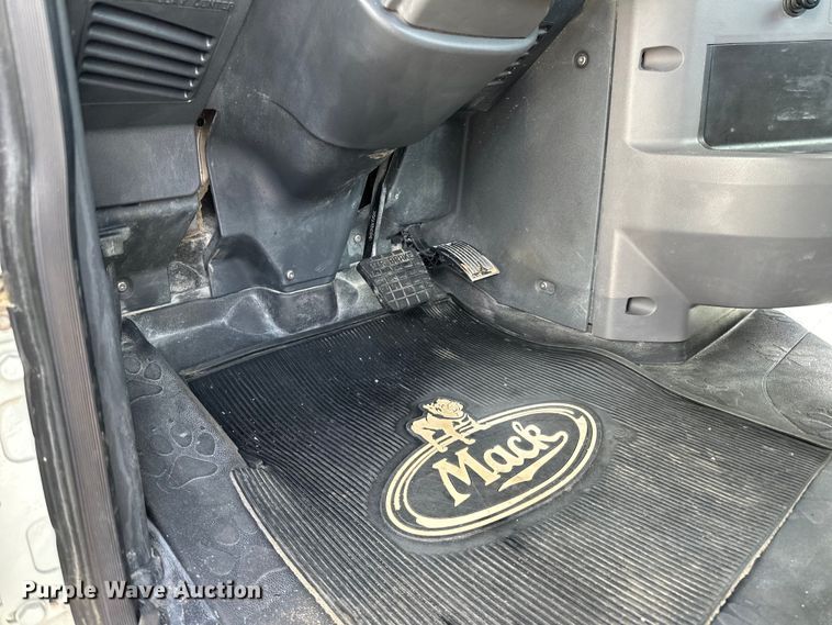 image for item LR9323 2017 Mack  CHU613 semi truck