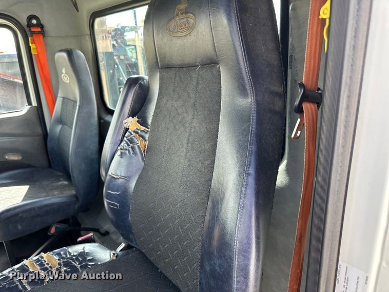 image for item LR9323 2017 Mack  CHU613 semi truck