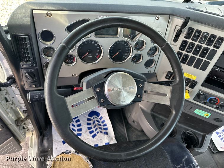 image for item LR9323 2017 Mack  CHU613 semi truck