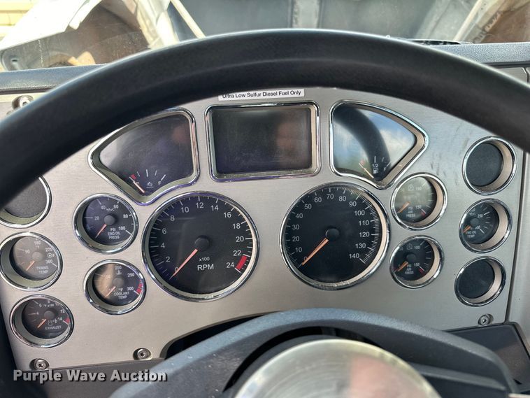 image for item LR9323 2017 Mack  CHU613 semi truck