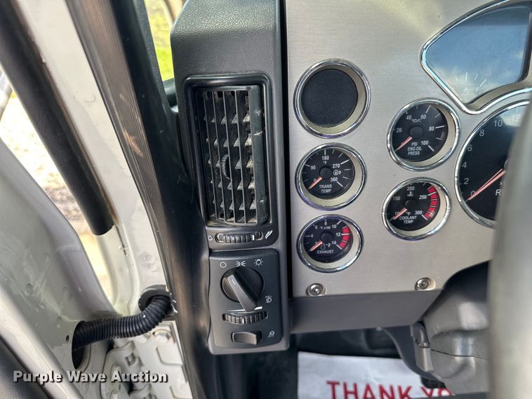 image for item LR9323 2017 Mack  CHU613 semi truck