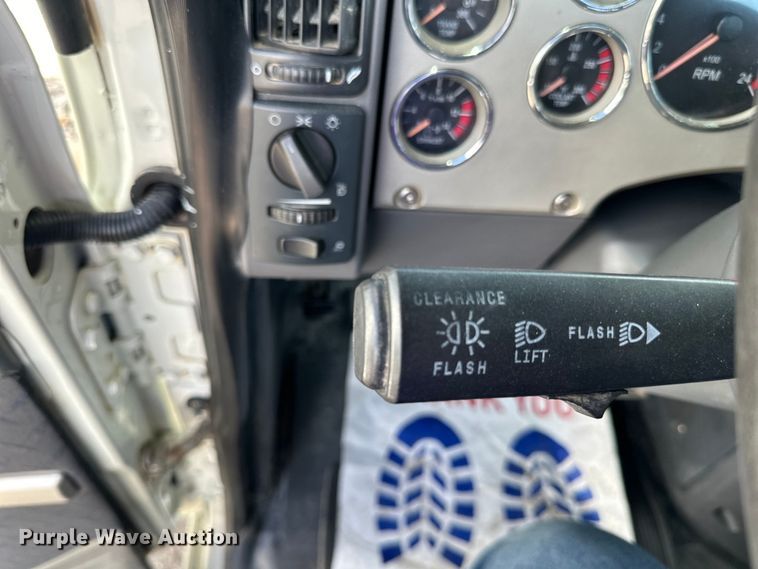 image for item LR9323 2017 Mack  CHU613 semi truck