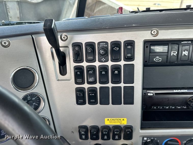 image for item LR9323 2017 Mack  CHU613 semi truck