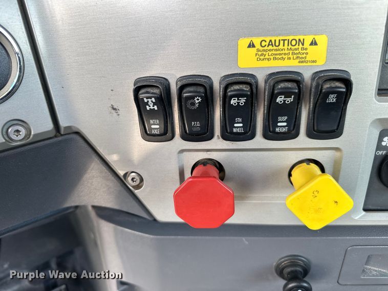 image for item LR9323 2017 Mack  CHU613 semi truck