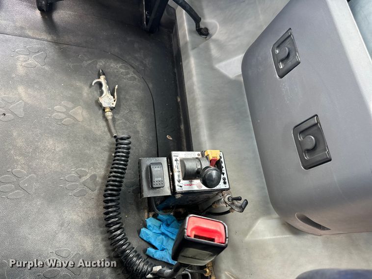 image for item LR9323 2017 Mack  CHU613 semi truck