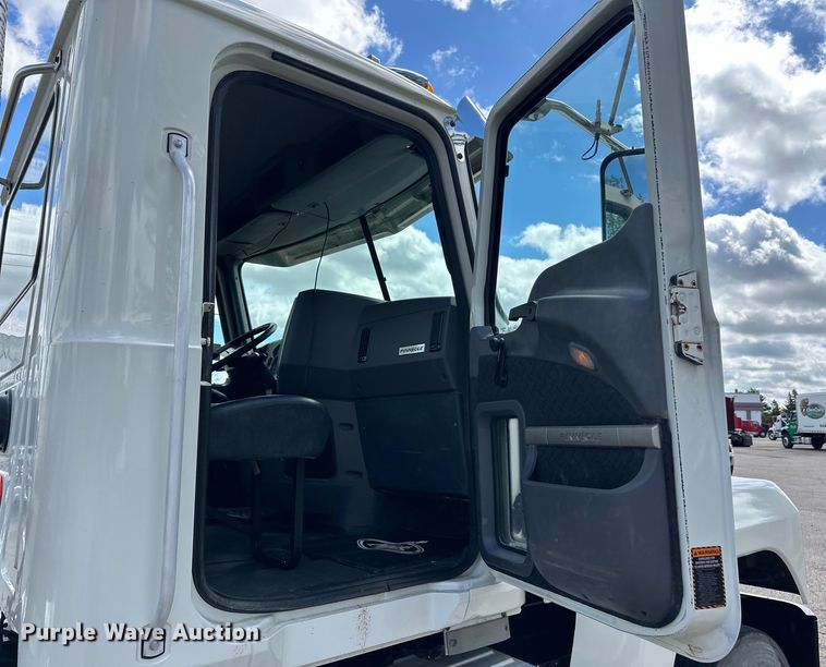 image for item LR9323 2017 Mack  CHU613 semi truck