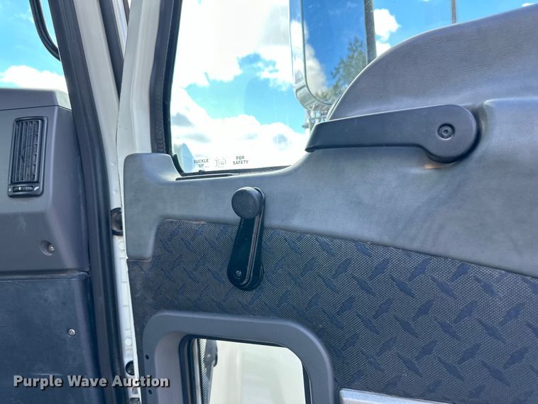 image for item LR9323 2017 Mack  CHU613 semi truck