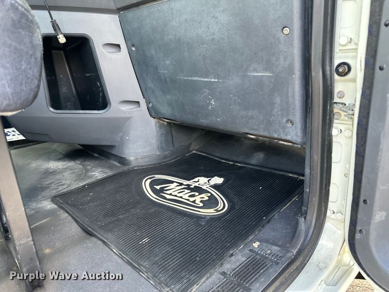 image for item LR9323 2017 Mack  CHU613 semi truck