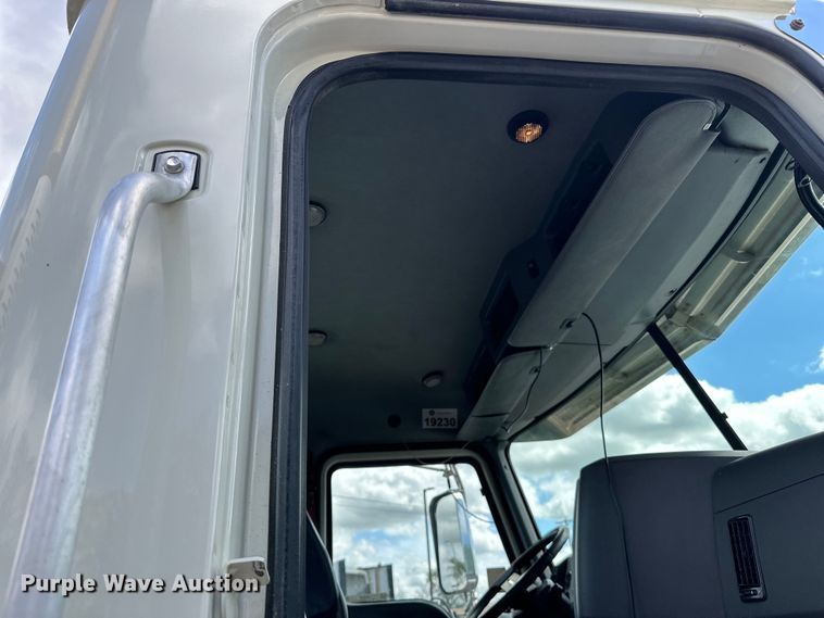 image for item LR9323 2017 Mack  CHU613 semi truck