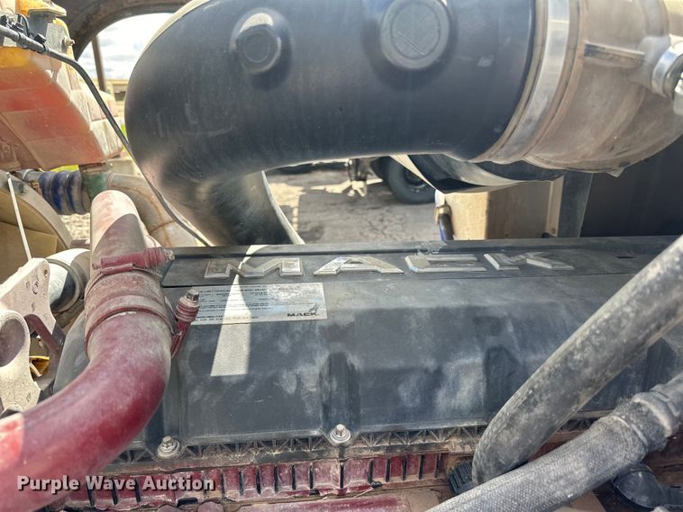 image for item LR9323 2017 Mack  CHU613 semi truck