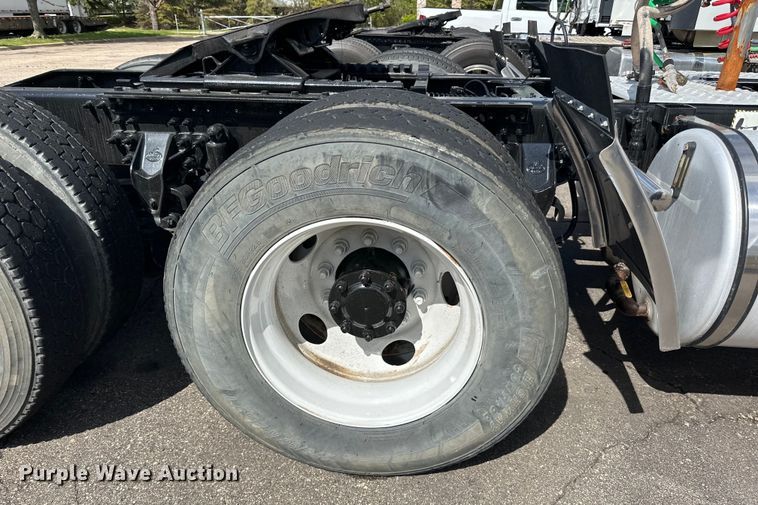 image for item LR9323 2017 Mack  CHU613 semi truck