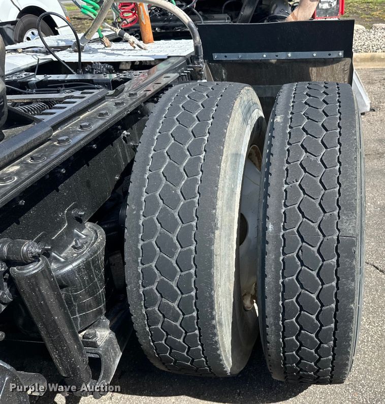 image for item LR9323 2017 Mack  CHU613 semi truck