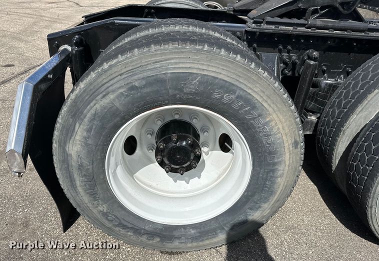 image for item LR9323 2017 Mack  CHU613 semi truck