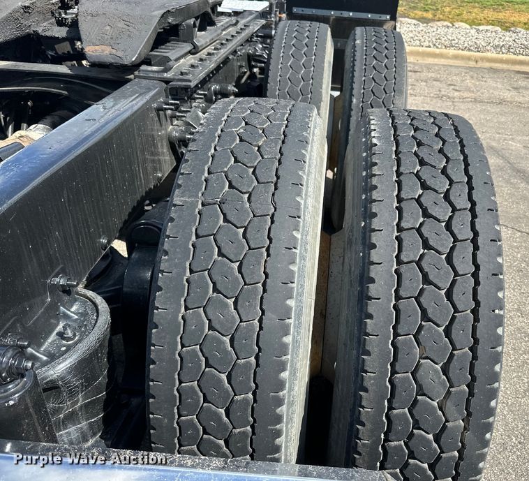 image for item LR9323 2017 Mack  CHU613 semi truck