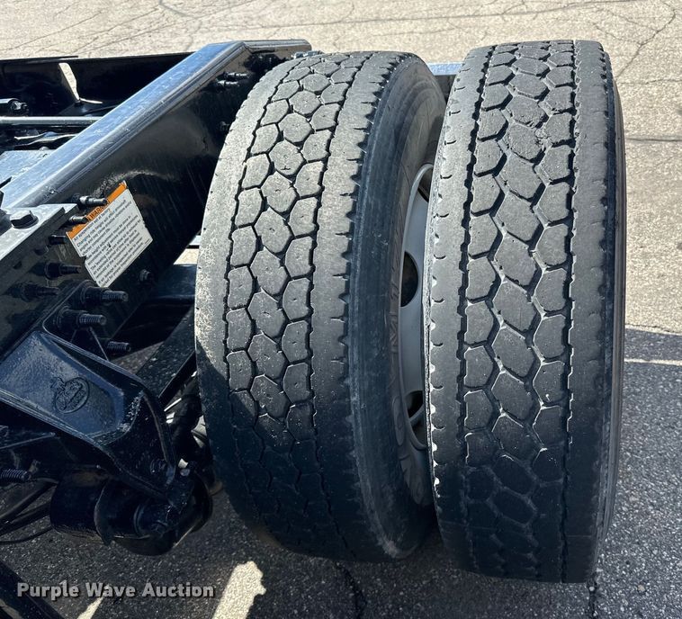 image for item LR9323 2017 Mack  CHU613 semi truck