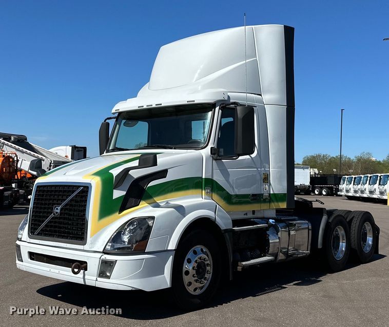 image for item LR9325 2016 Volvo VNL semi truck
