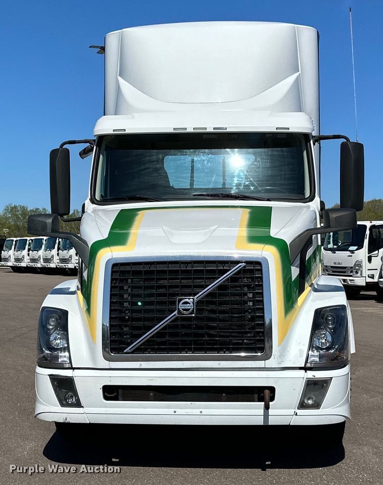 image for item LR9325 2016 Volvo VNL semi truck