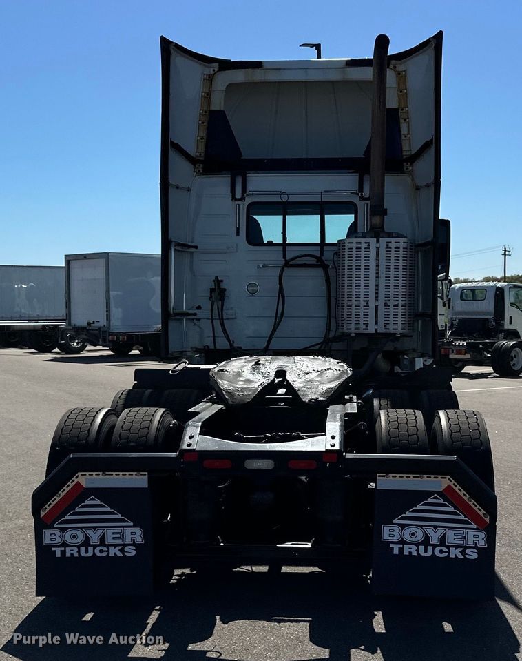 image for item LR9325 2016 Volvo VNL semi truck