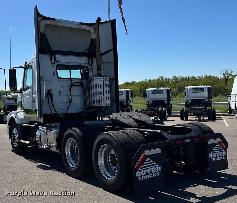image for item LR9325 2016 Volvo VNL semi truck