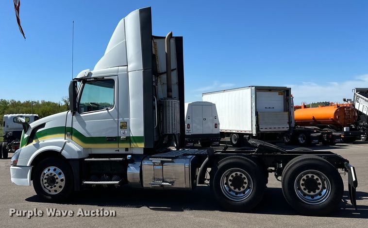 image for item LR9325 2016 Volvo VNL semi truck