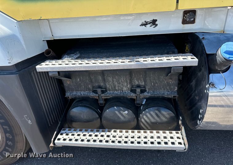 image for item LR9325 2016 Volvo VNL semi truck