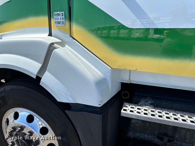 image for item LR9325 2016 Volvo VNL semi truck