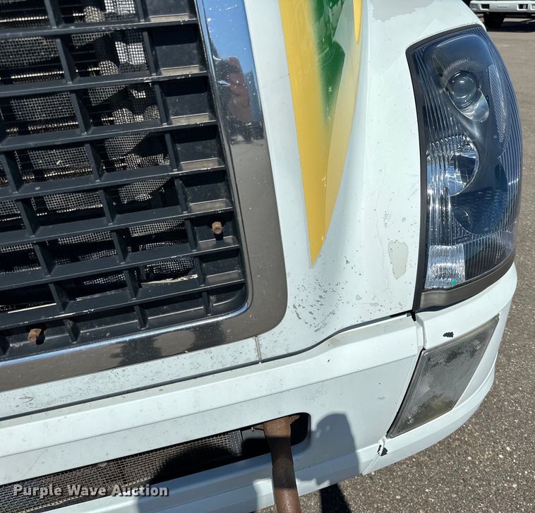 image for item LR9325 2016 Volvo VNL semi truck