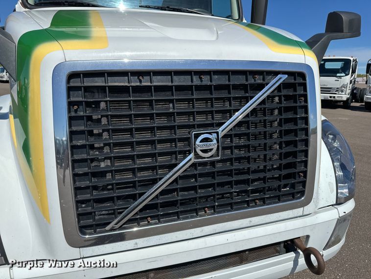 image for item LR9325 2016 Volvo VNL semi truck