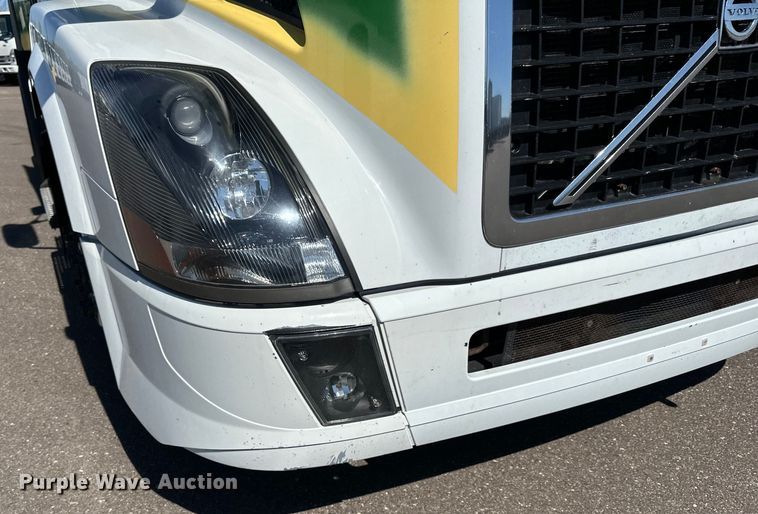 image for item LR9325 2016 Volvo VNL semi truck