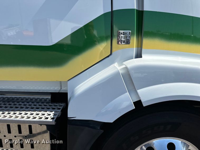 image for item LR9325 2016 Volvo VNL semi truck