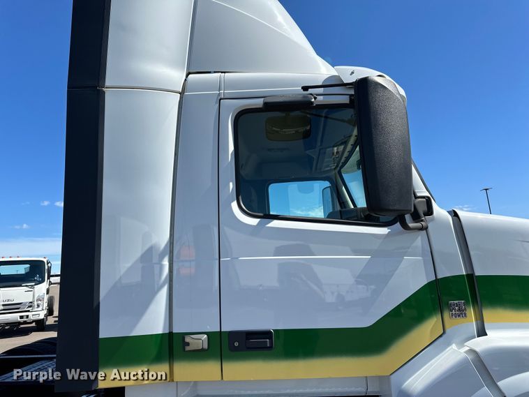 image for item LR9325 2016 Volvo VNL semi truck