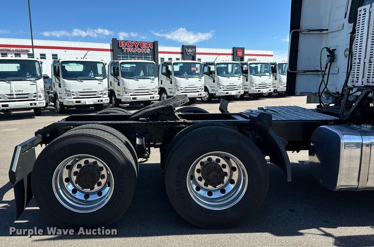 image for item LR9325 2016 Volvo VNL semi truck