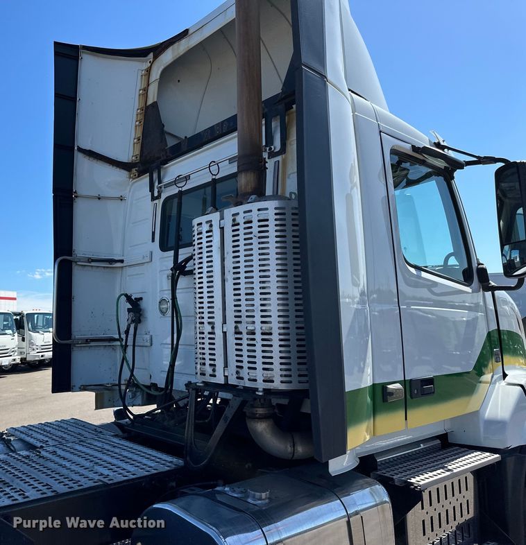 image for item LR9325 2016 Volvo VNL semi truck