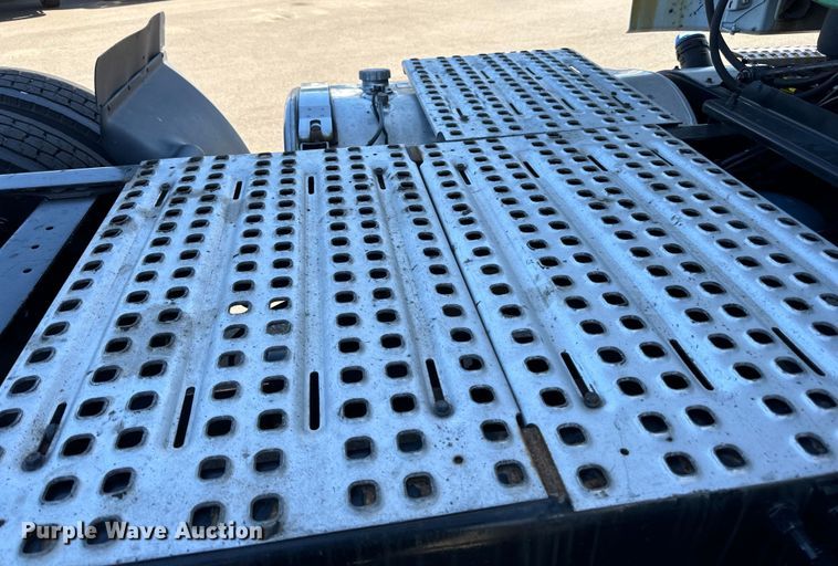 image for item LR9325 2016 Volvo VNL semi truck