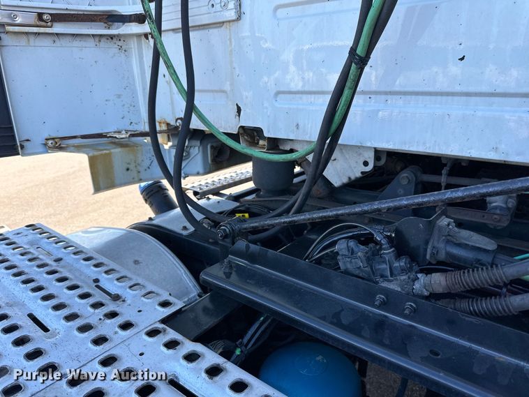 image for item LR9325 2016 Volvo VNL semi truck