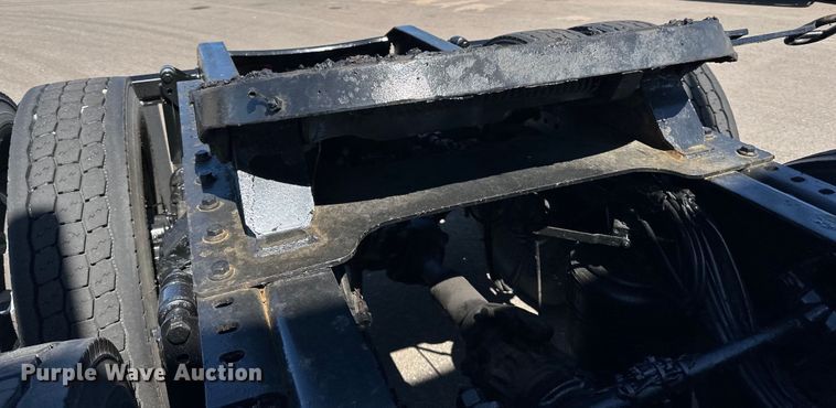 image for item LR9325 2016 Volvo VNL semi truck