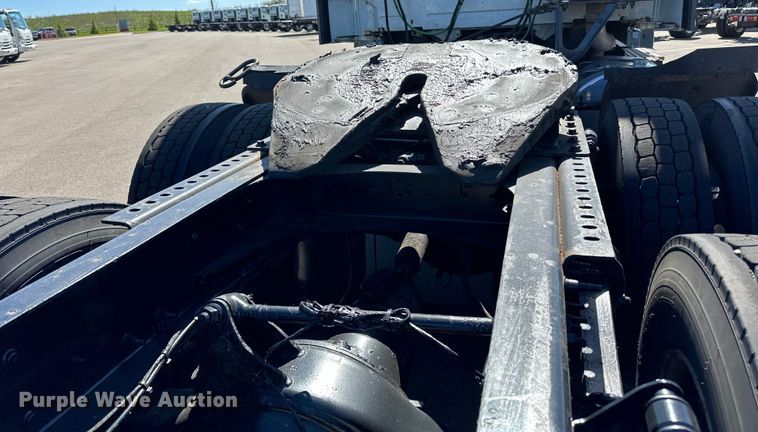 image for item LR9325 2016 Volvo VNL semi truck